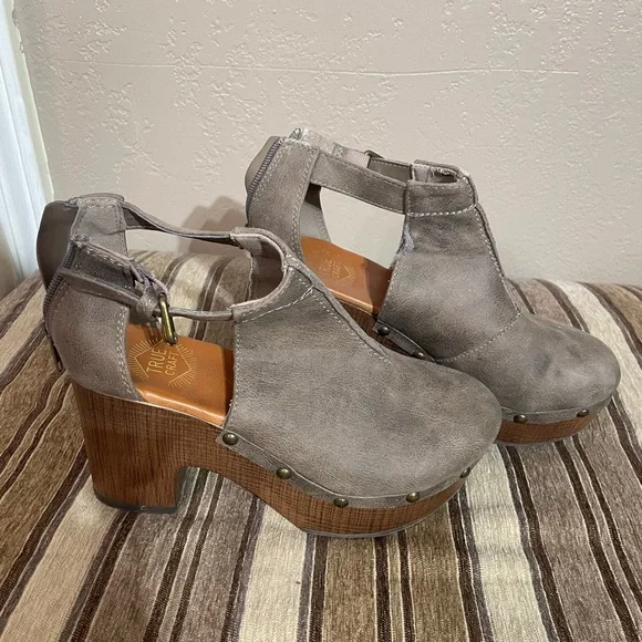 Clog Heels - Picture 4 of 8